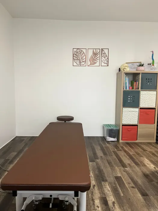 Table d'ostéopathe - Photos du cabinet d'ostéopathie de LILLY Marie-Alizée - Ostéopathe Le Plessis-Trévise